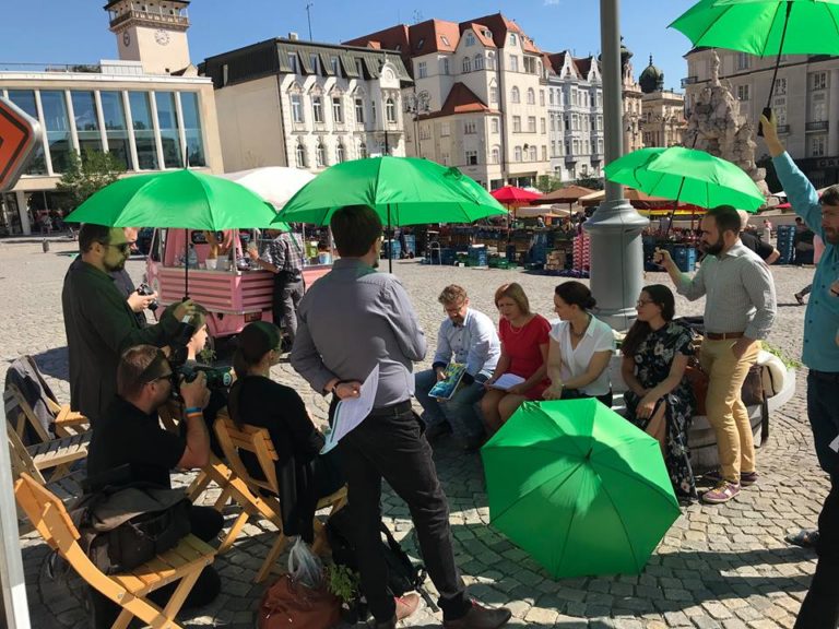 Zelení navrhují, jak ochladit město. Pomůžou zelené střechy i&nbsp;zastíněná hřiště